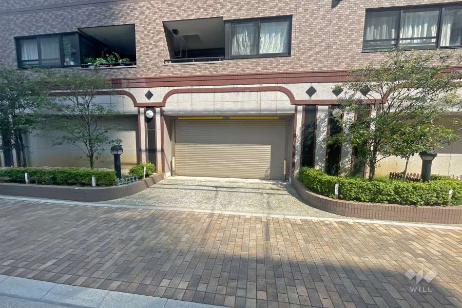 駐車場出入口（シャッター付き）