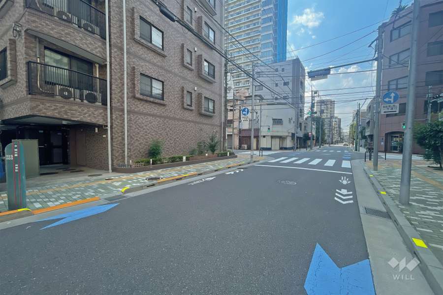 敷地北側の前面道路（東側から）