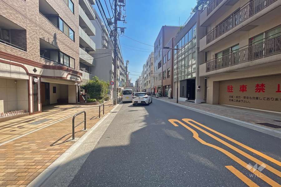 敷地西側の前面道路（北側から）