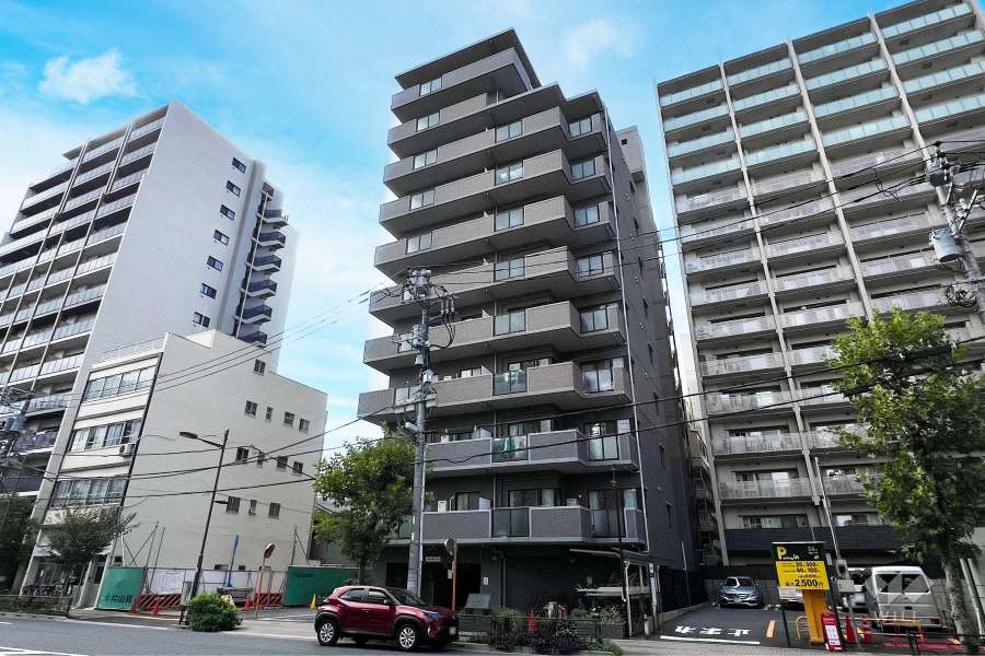 ライオンズマンション鶯谷第7の外観（東側から）