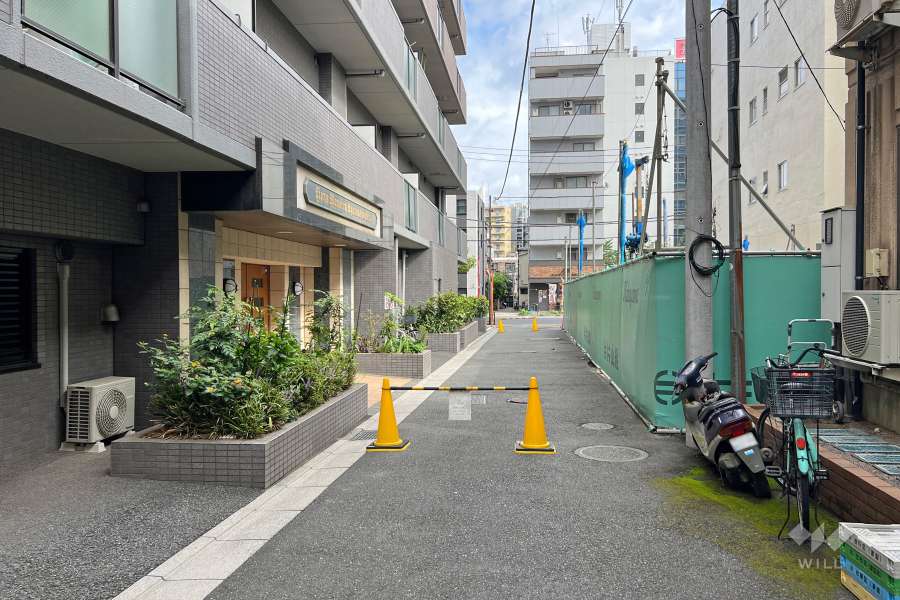 敷地の南西側前面道路（北西側から）
