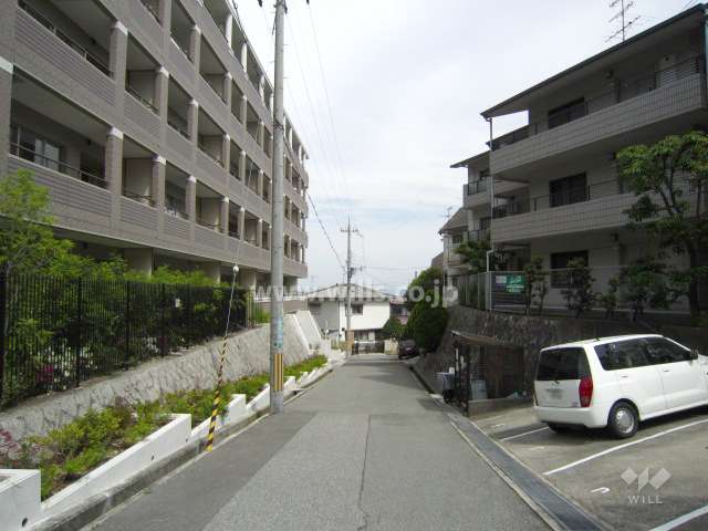 マンションの敷地南西側の前面道路