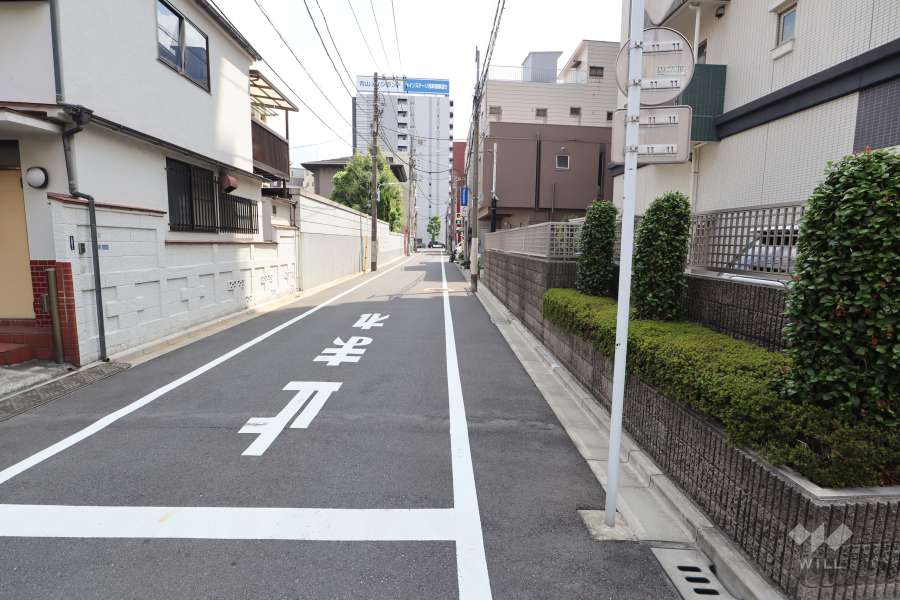 敷地北側の前面道路（西側から）