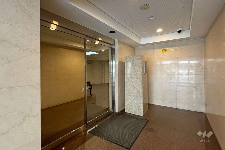 エントランスはオートロック付きです。