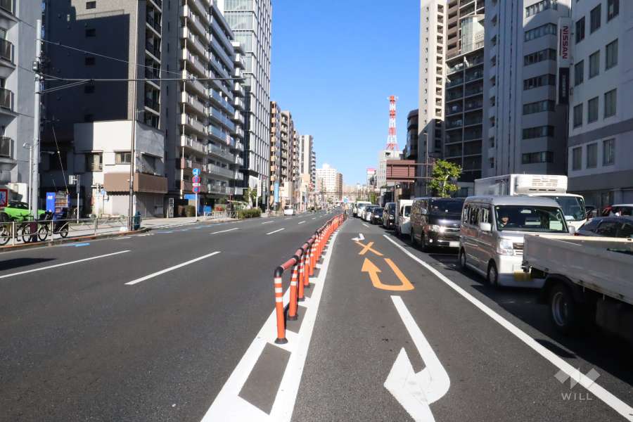 敷地北西側の前面道路（南西側から）