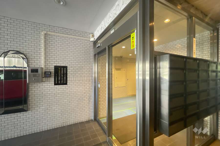 エントランスはオートロック付きです。