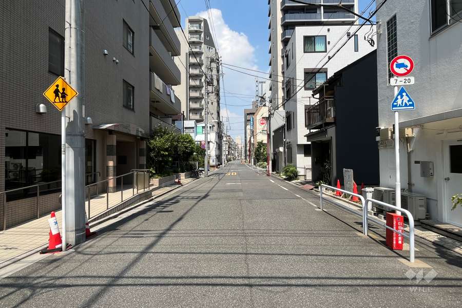 敷地東側の前面道路（南側から）