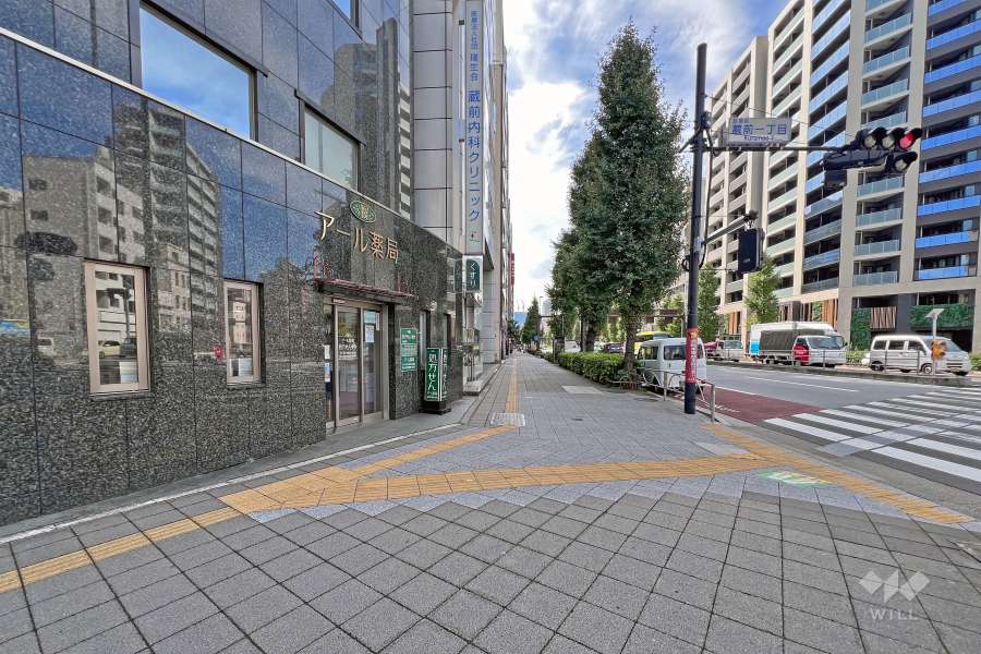 敷地の北西側前面道路は国道6号線です（北東側から）。