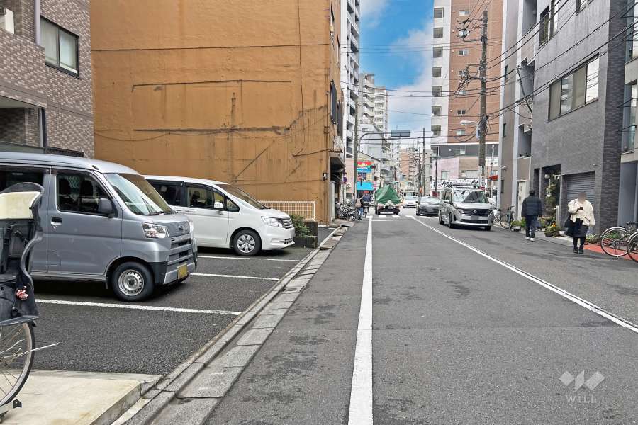 敷地の北西側前面道路（北東側から）