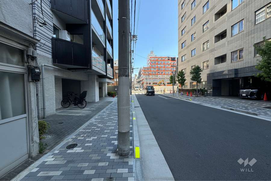 敷地の北側前面道路（西側から）