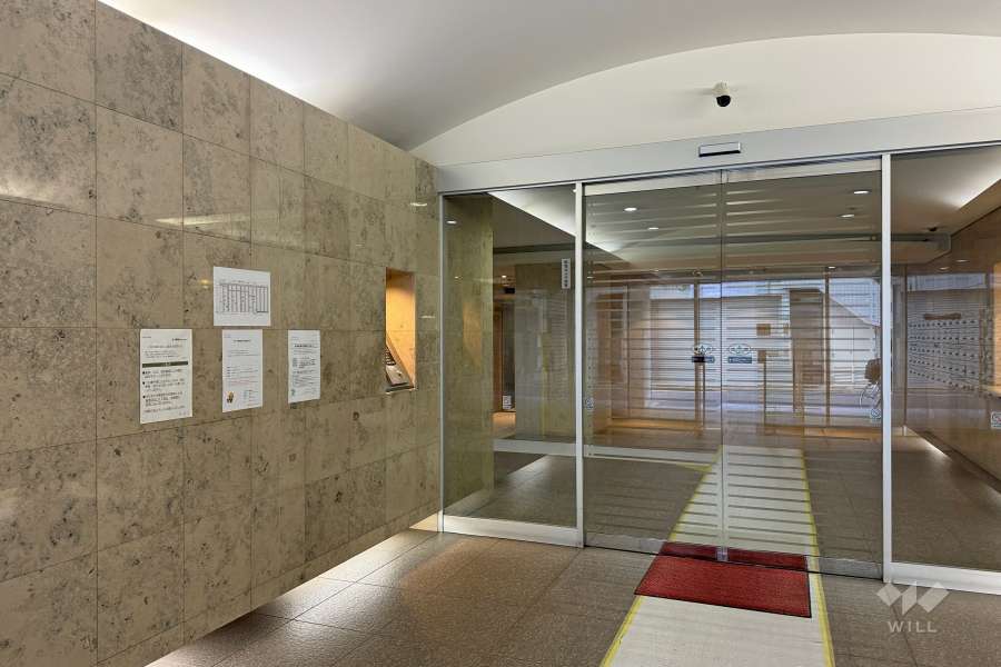 エントランスはオートロック付きです。