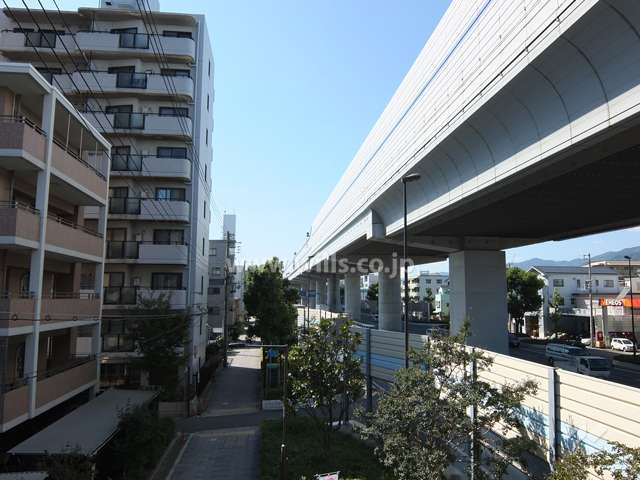敷地北側には国道43号線、阪神高速3号神戸線が走っています。