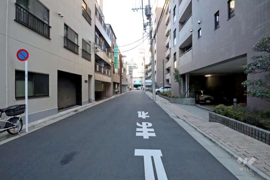 敷地西側の前面道路