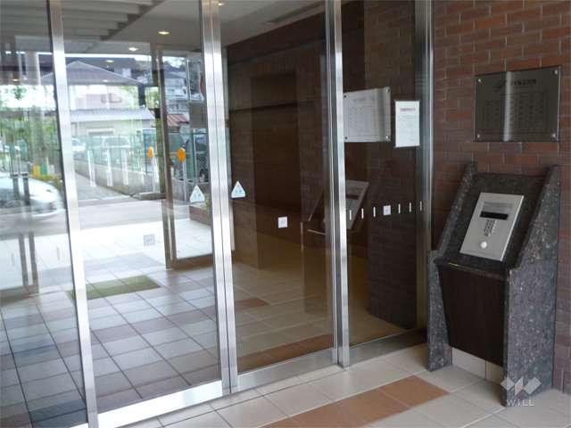 エントランスはオートロック付きです。