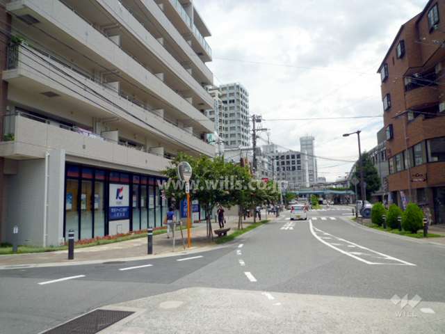 敷地南側の前面道路。1階に店舗が入っています。