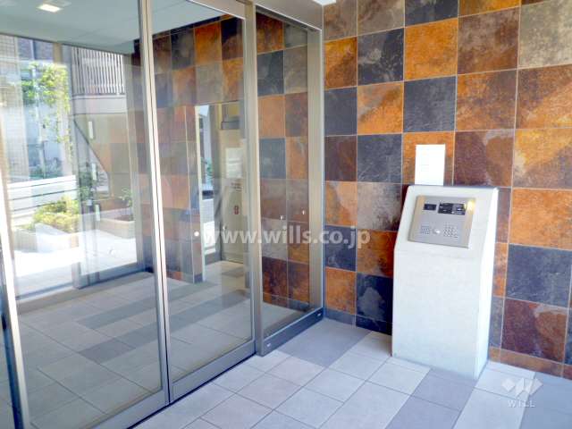 エントランスはオートロック付きです。