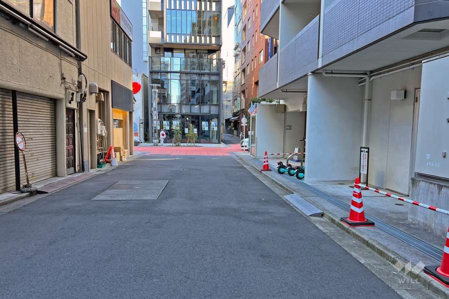 敷地の北側前面道路（北西側から）