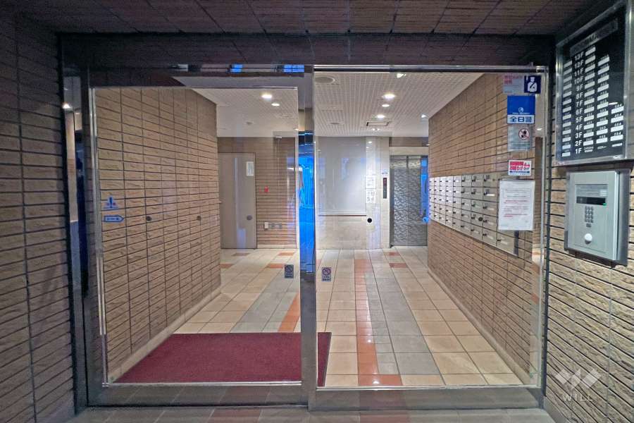 エントランスはオートロック付きです。