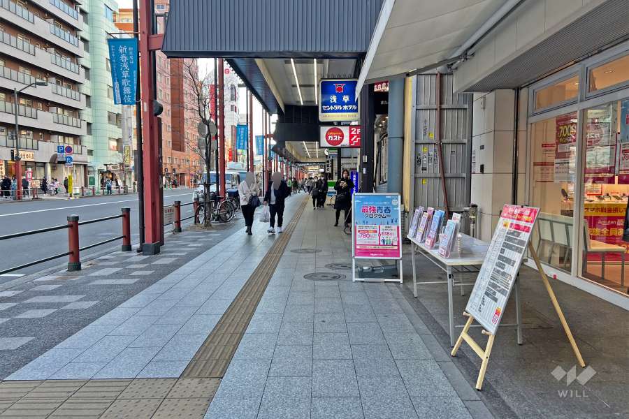 敷地の南側前面道路は雷門通りです（南東側から）。