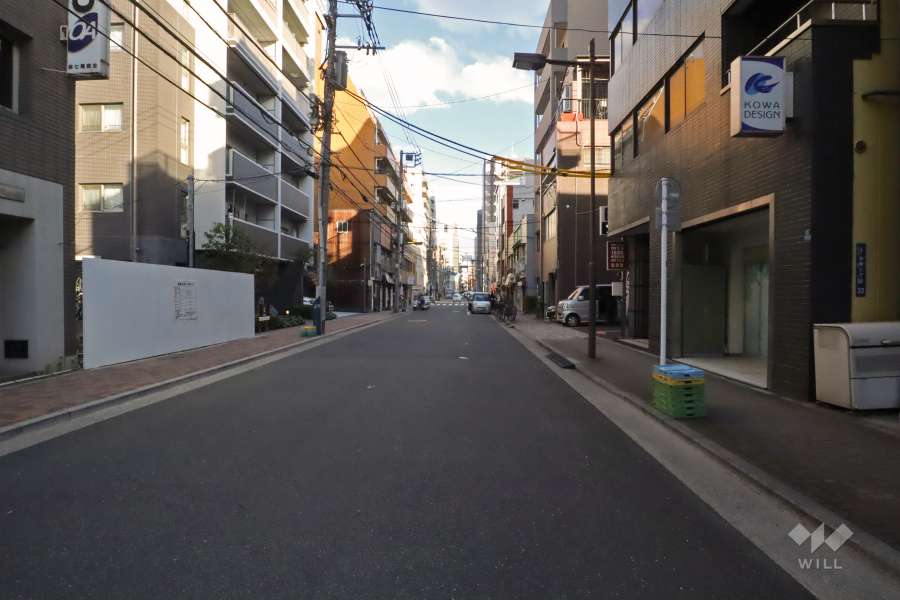 敷地北側の前面道路(西側から)