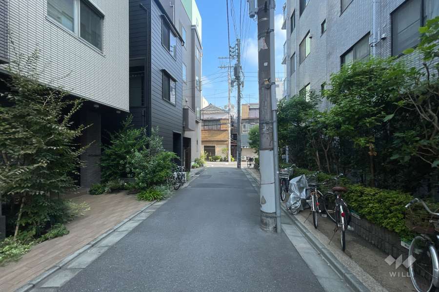 敷地西側の前面道路