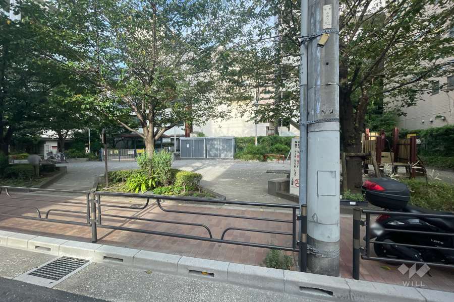 敷地に隣接した台東区立菊屋橋公園