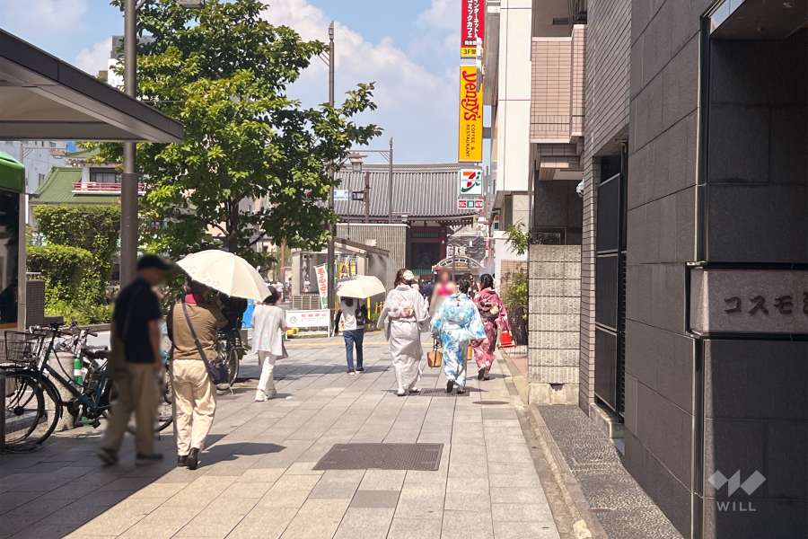 敷地西側の前面道路（南側から）
