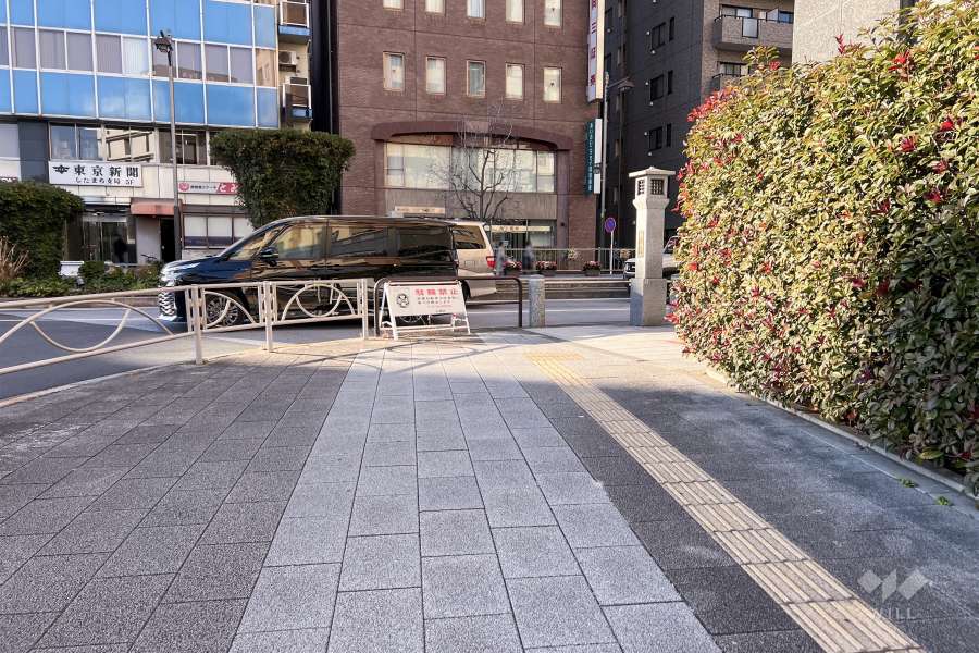 敷地南側の前面道路（東側から）