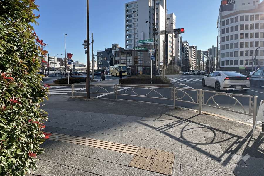 敷地西側の前面道路（北側から）