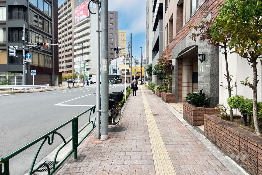 敷地の北西側前面道路（南西側から）