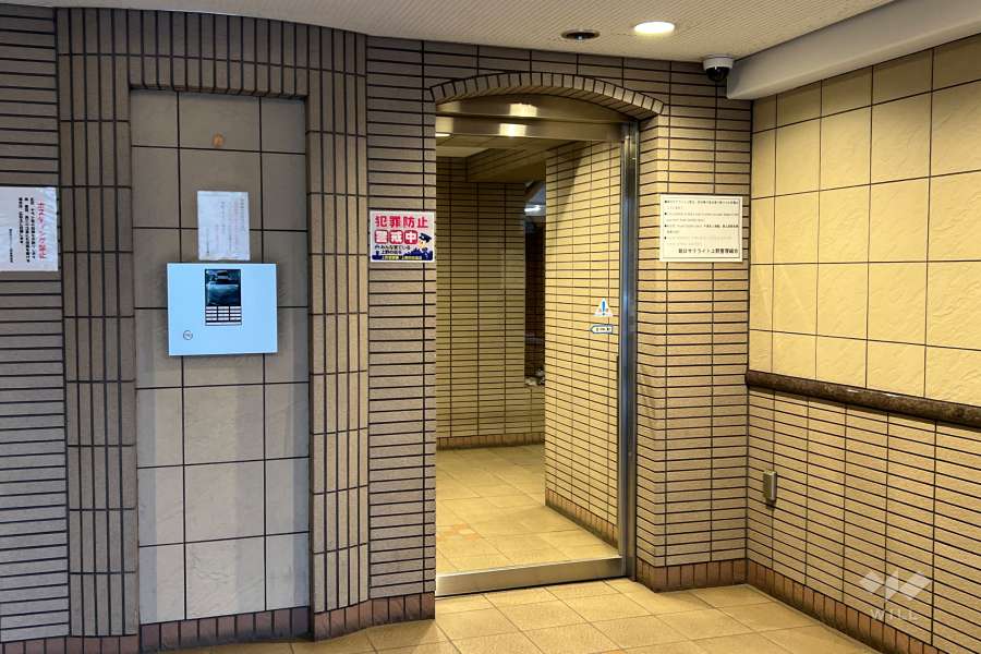 エントランスはオートロック付きです。