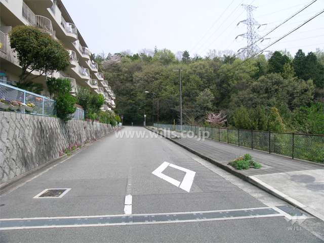 敷地の周囲は山林に囲まれたいへん緑豊かです。