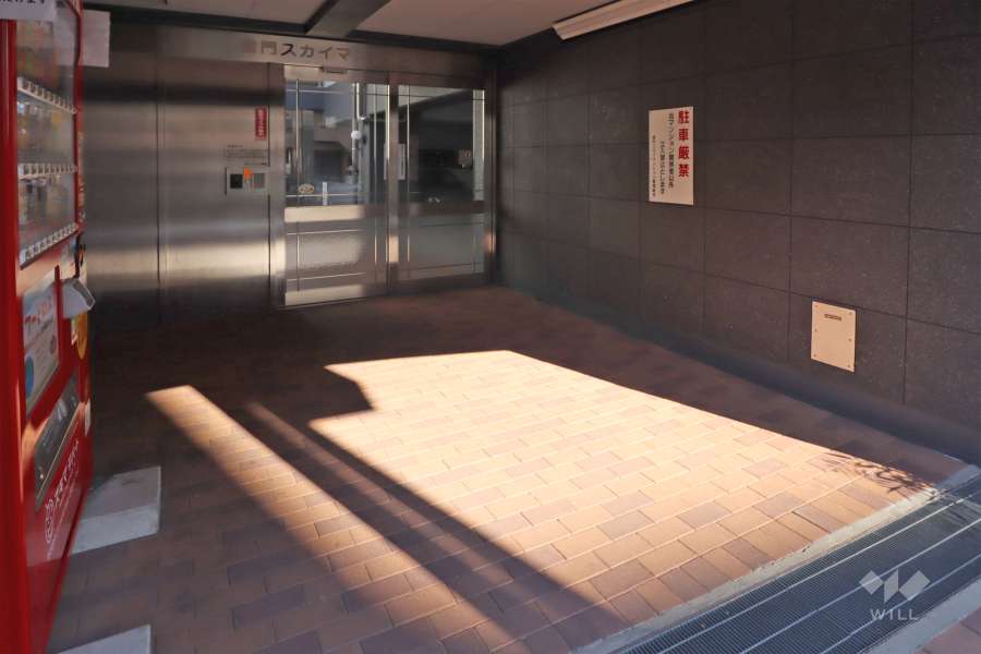 エントランスはオートロック付きです。