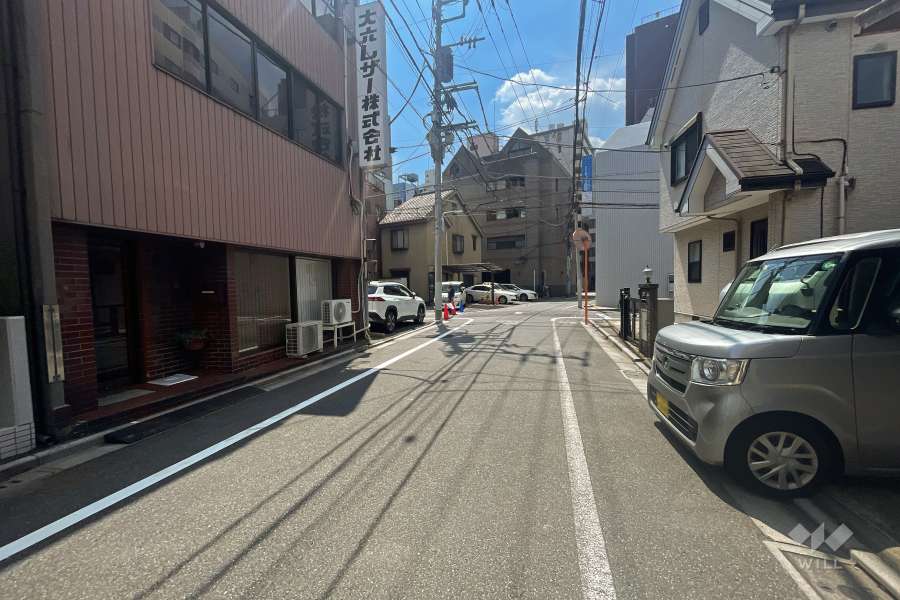 敷地西側の前面道路（北側から）