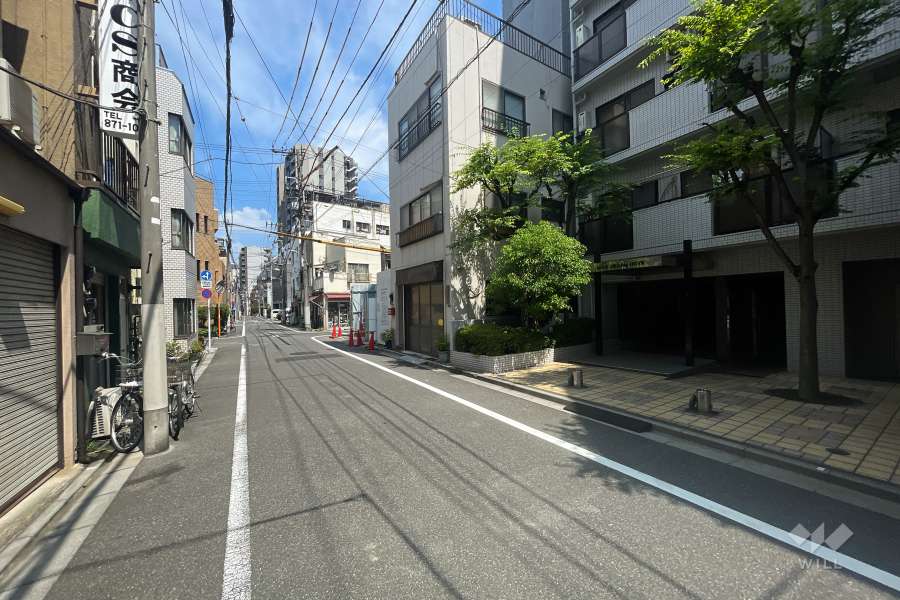 敷地西側の前面道路（南側から）
