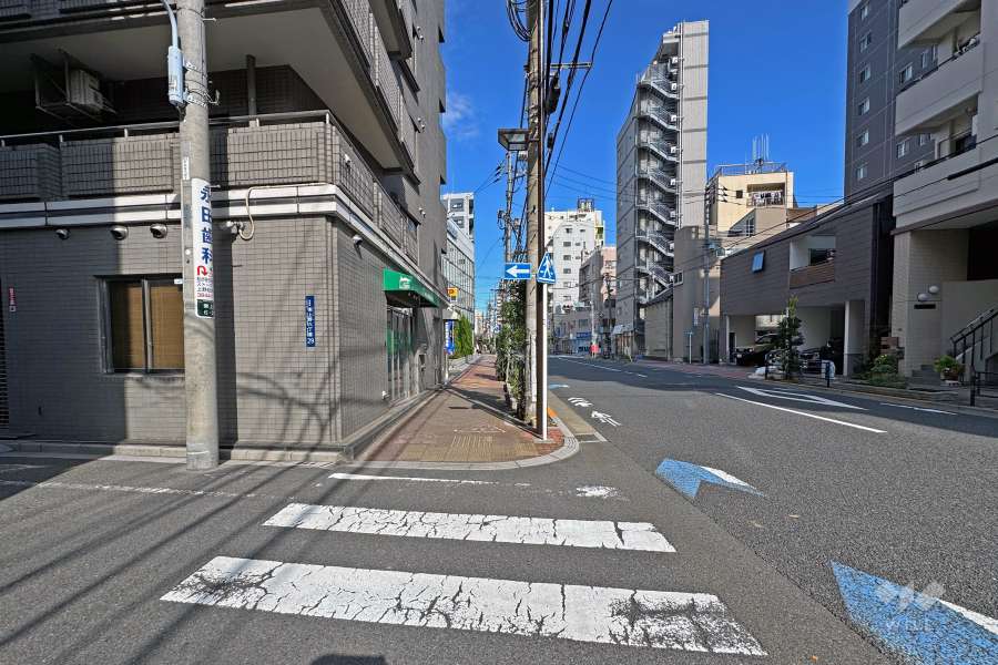 敷地の東側前面道路は左衛門橋通りです（南側から）。