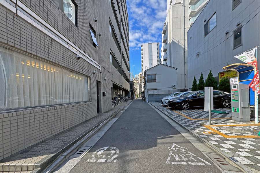 敷地の北側前面道路（東側から）