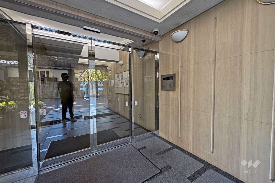 エントランスはオートロック付です。