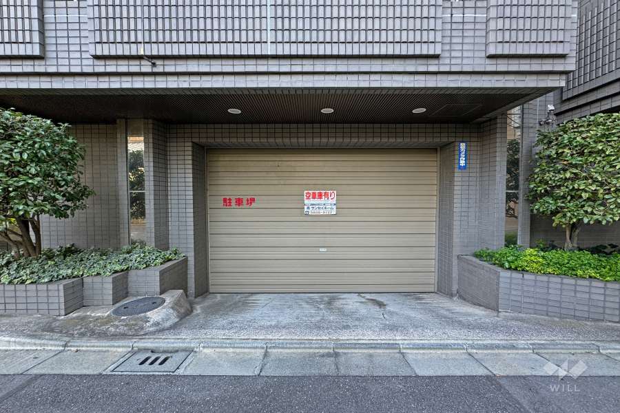 駐車場の出入り口（シャッター付き）