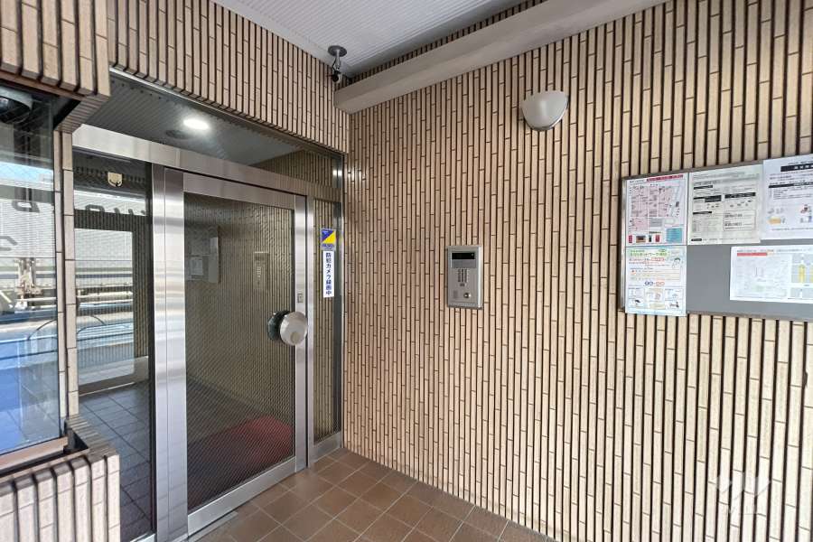 エントランスはオートロック付きです。
