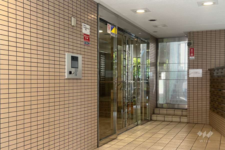 エントランスはオートロック付きです。