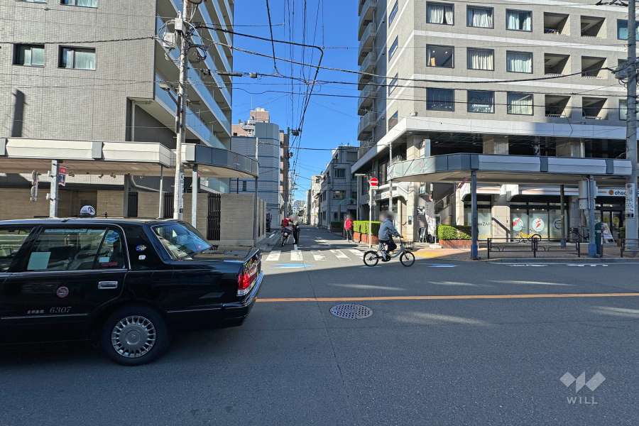 敷地南側の前面道路（東側から）