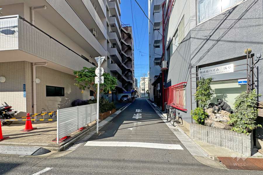 敷地北側の前面道路（東側から）