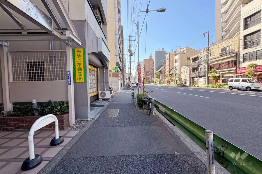 敷地西側の前面道路（北側から）