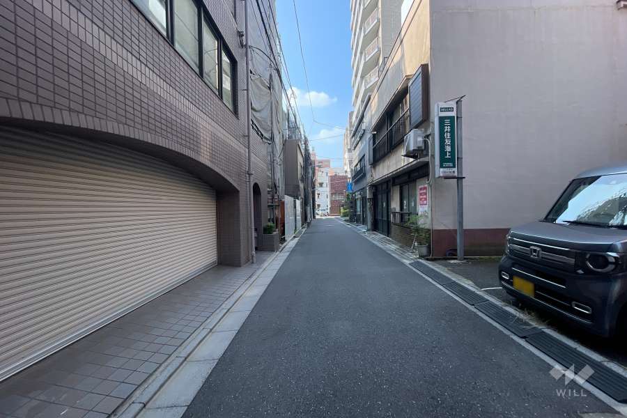 敷地西側の前面道路（北側から）