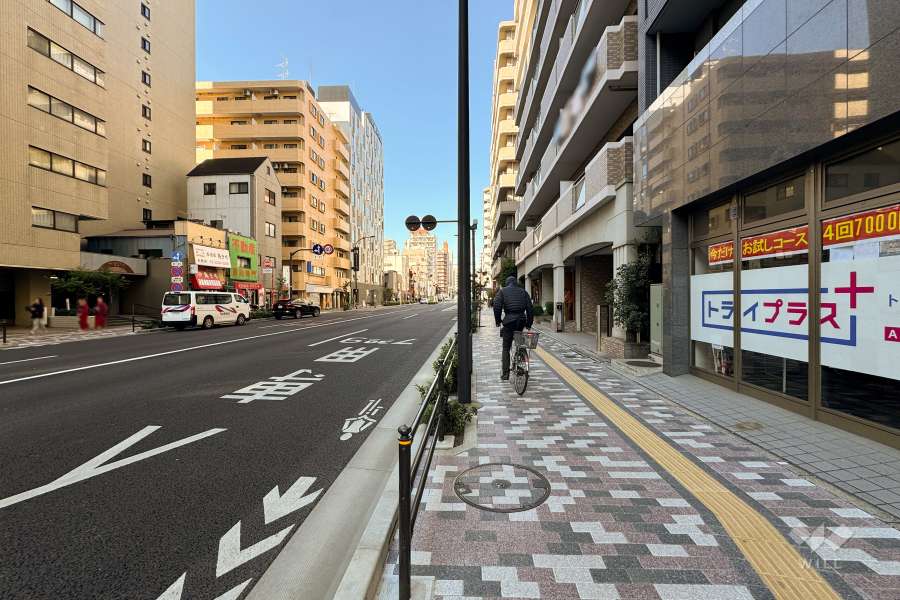 敷地北側の前面道路（東側から）