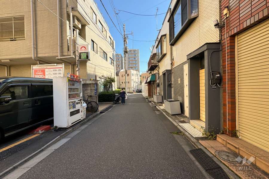 敷地南側の前面道路（西側から）