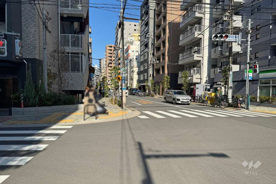 敷地西側の前面道路