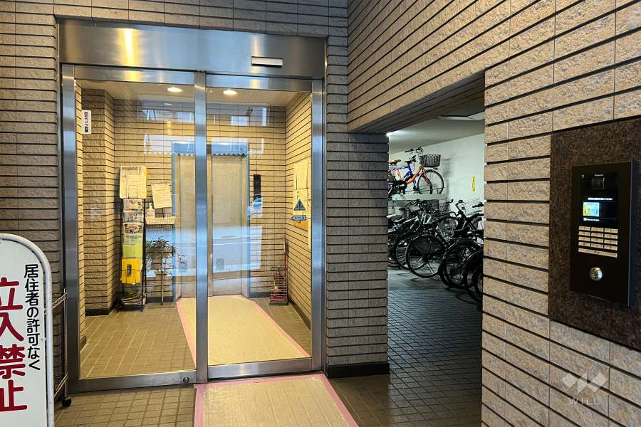 エントランスはオートロック付きです。
