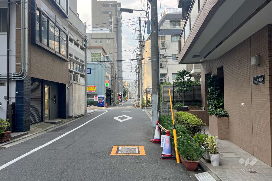 敷地西側の前面道路
